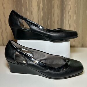 Life Stride Simply Comfort GABI Women's 11 Black Wedge Pumps Cutout Patent Trim
